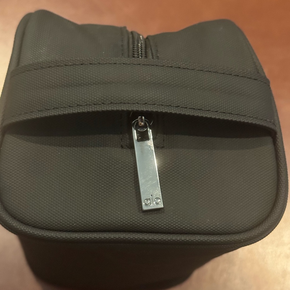 Alo Yoga All In Dopp Kit - Picture 4 of 7